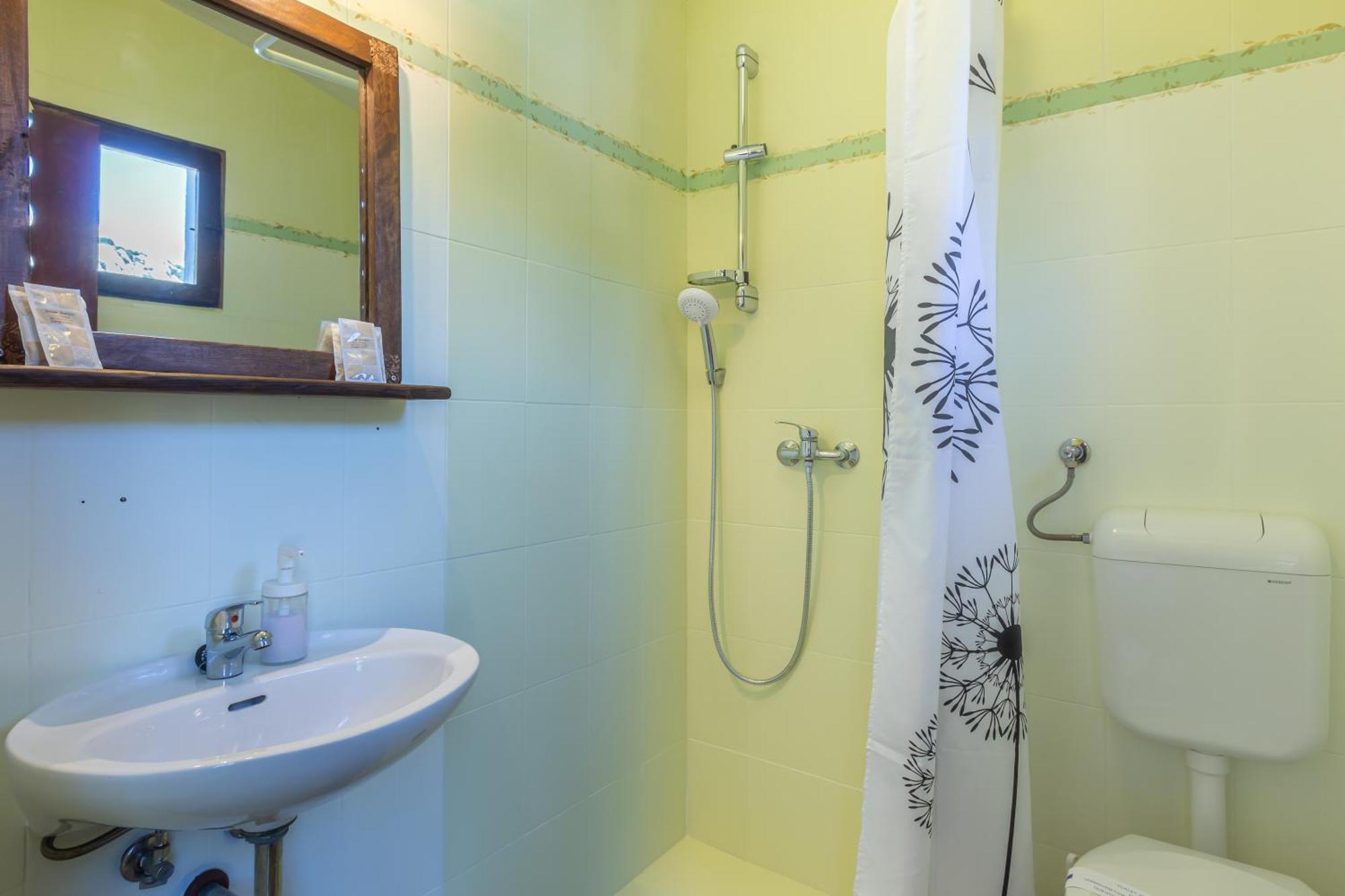Rooms & Studio Apartments By The Way Baska  Ngoại thất bức ảnh